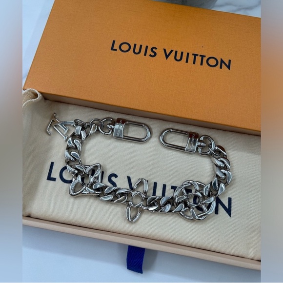 LOUIS VUITTON✨RARE✨ Flower Chain Bag Charm in Silver